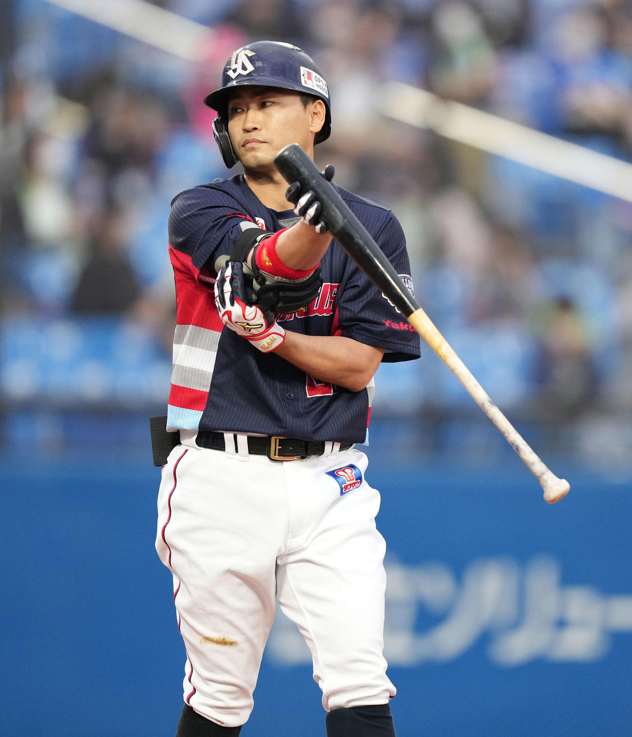 ヤクルト対DeNA 2回裏ヤクルト1死二塁、四球を選ぶ青木（撮影・鈴木みどり）
