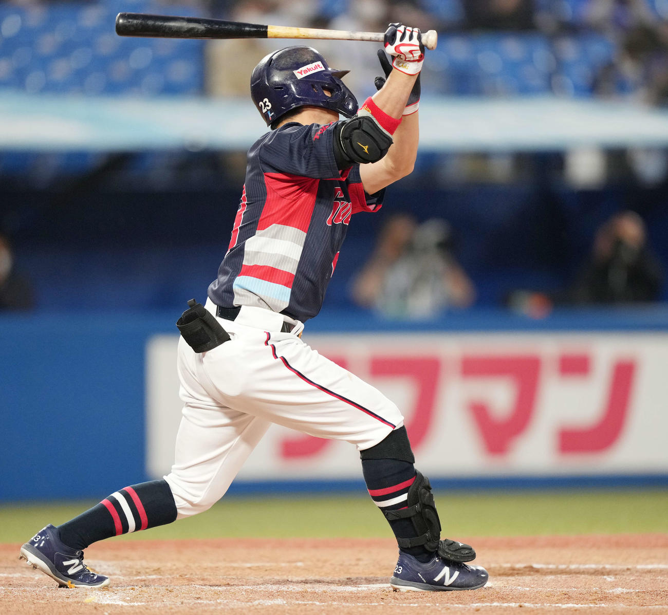 ヤクルト対DeNA 5回裏ヤクルト無死、左飛に倒れる青木（撮影・鈴木みどり）