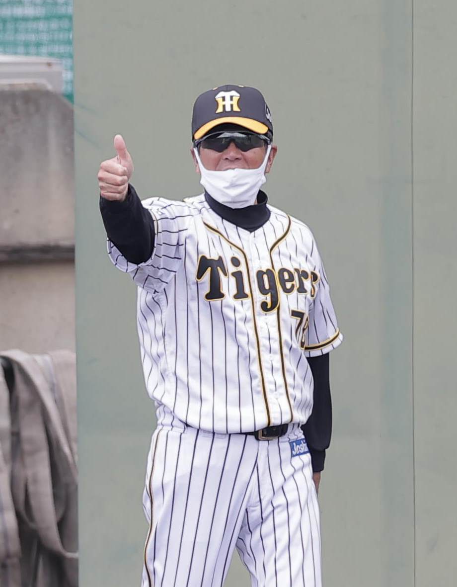 サムアップポーズをとる平田勝男2軍監督（代表撮影）