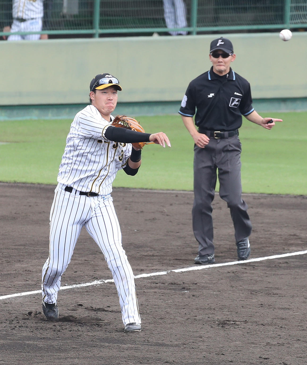 ウエスタンリーグ阪神対中日　5回表中日2死一塁、堂上を三ゴロに仕留める大山（代表撮影）