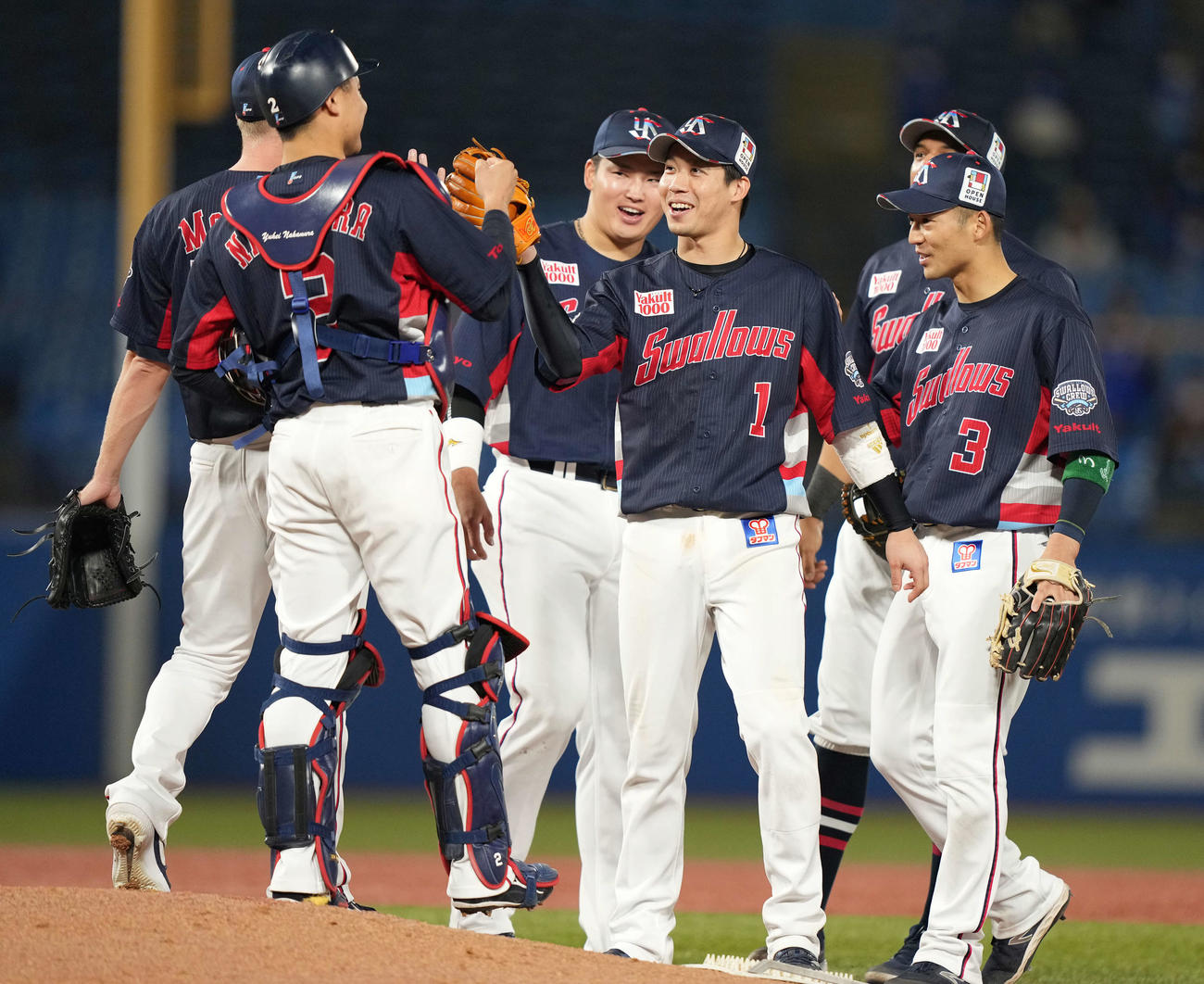 ヤクルト対DeNA DeNAに勝利しタッチを交わす山田（中央）らヤクルトナイン（撮影・鈴木みどり）