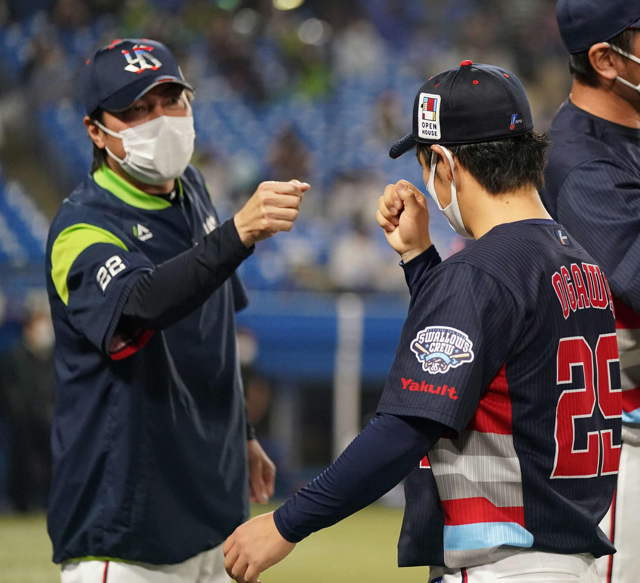 ヤクルト対DeNA　勝利投手のヤクルト小川（右）は高津監督とタッチを交わす（撮影・鈴木みどり）
