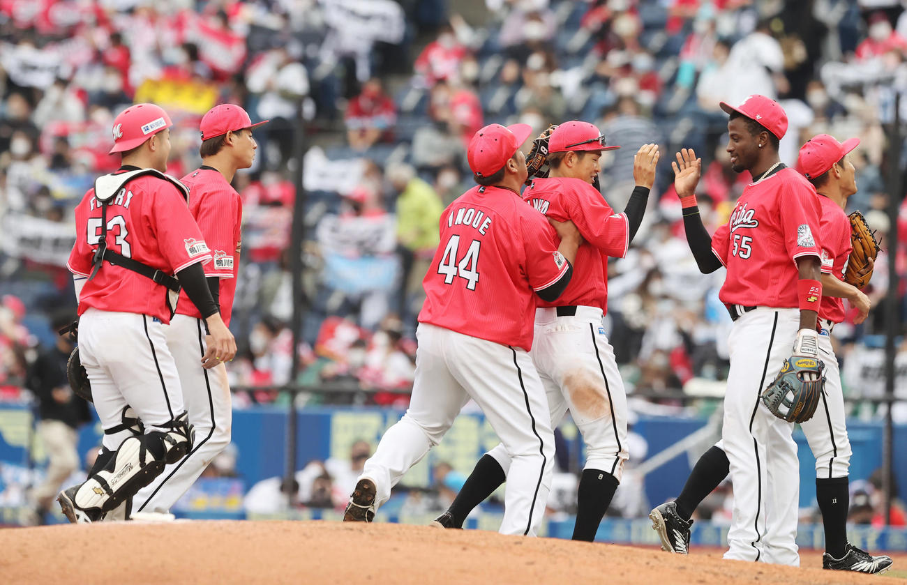 ロッテ対楽天　楽天に勝利し決勝本塁打を放ったロッテ中村奨（右から3人目）は井上から手荒い祝福を受ける（撮影・垰建太）