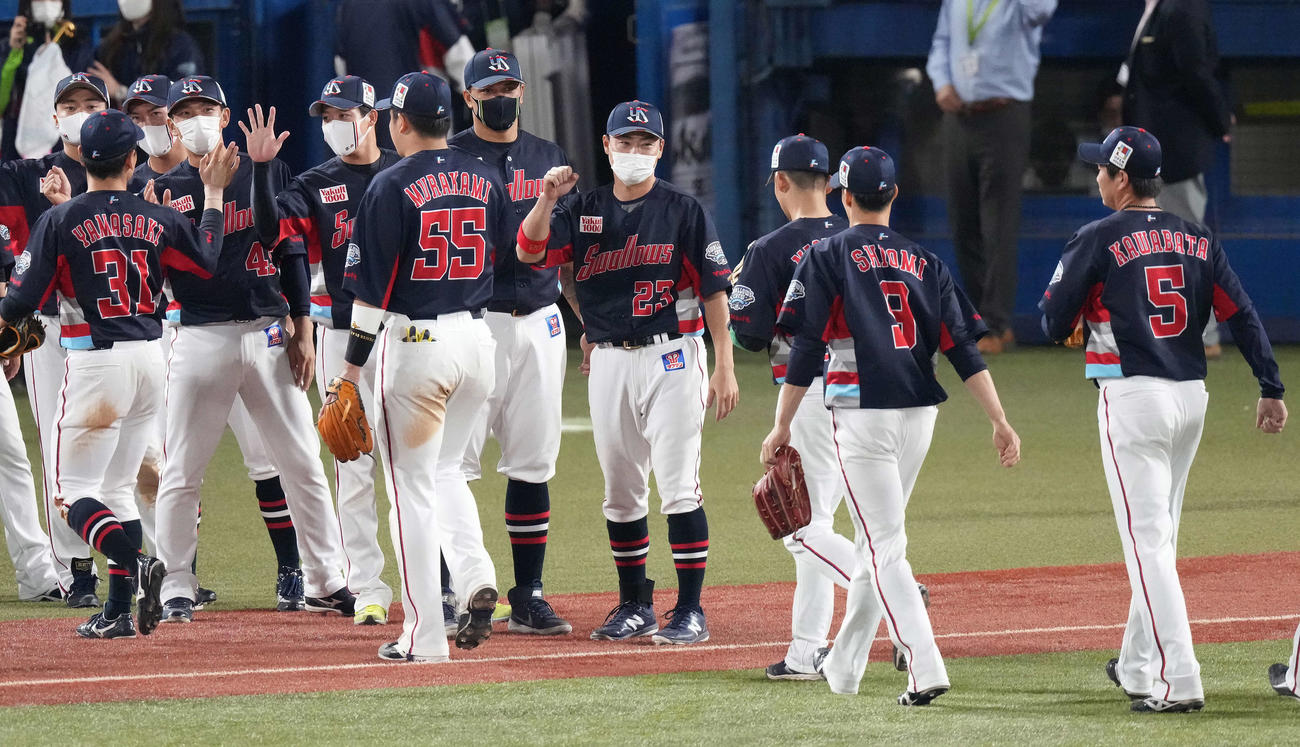 ヤクルト対DeNA DeNAに連勝し、ナインを迎えるヤクルト青木（中央）（撮影・鈴木みどり）