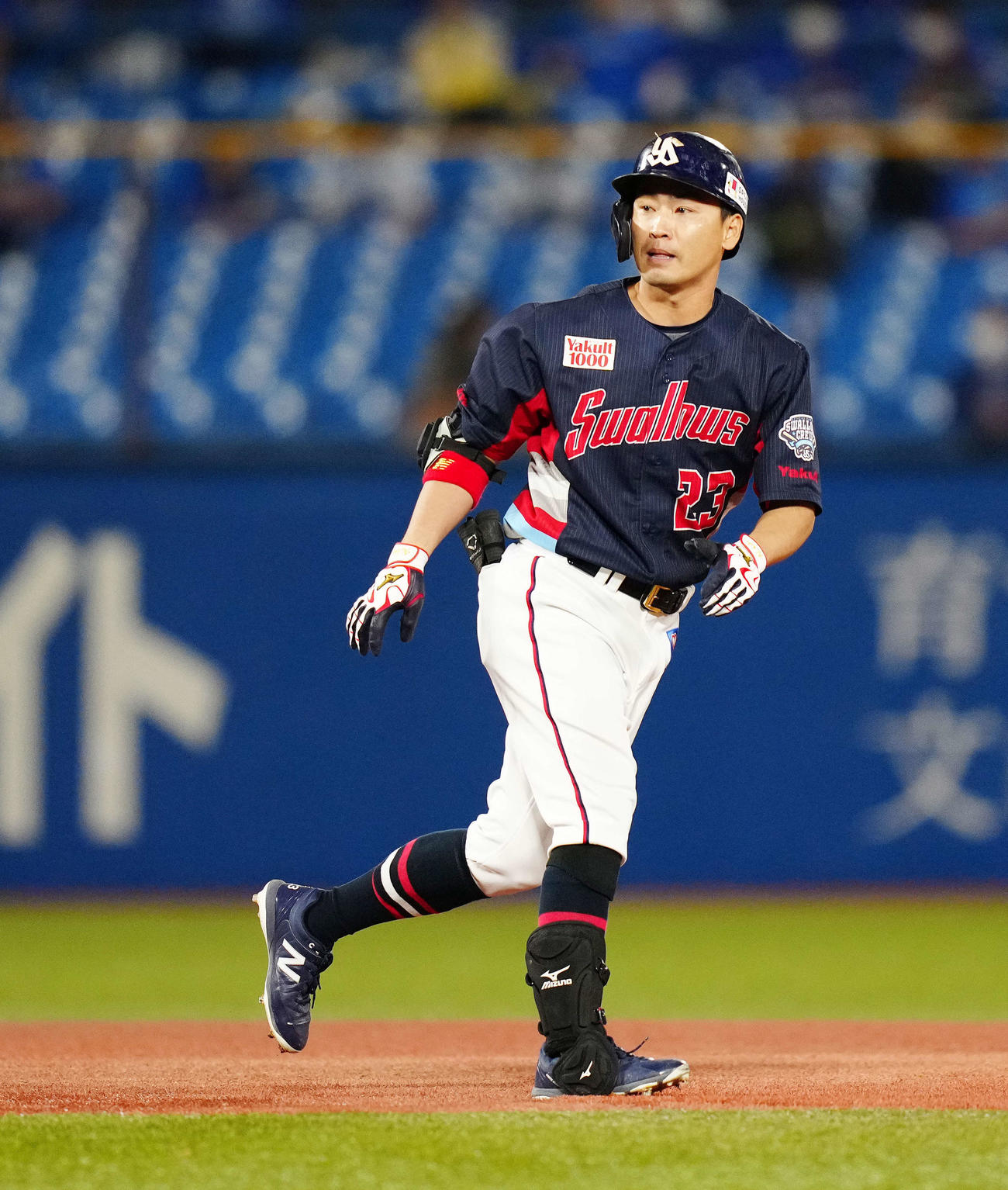 ヤクルト対DeNA 7回裏ヤクルト無死一、二塁、2点適時二塁打を放った青木（撮影・江口和貴）