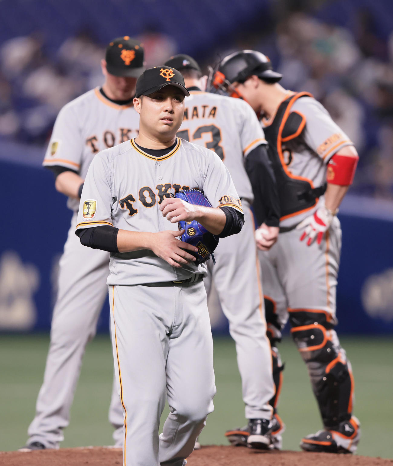 中日対巨人　2回途中で降板する巨人先発の今村（撮影・足立雅史）