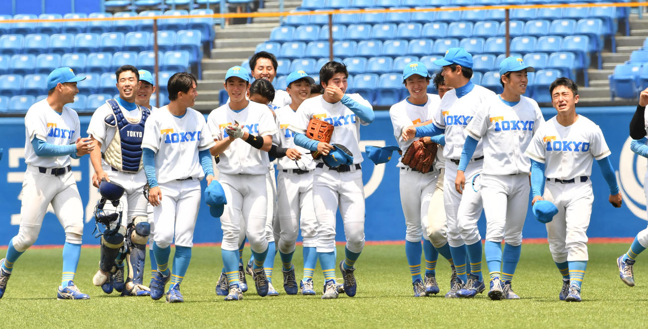 法大対東大　応援団に勝利のあいさつの後、泣きながらベンチに戻る東大ナイン（撮影・柴田隆二）