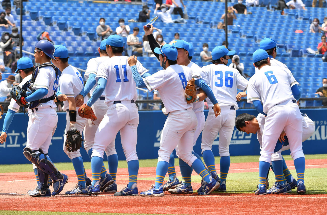 法大対東大　東大ナインは勝利に喜び合う（撮影・柴田隆二）