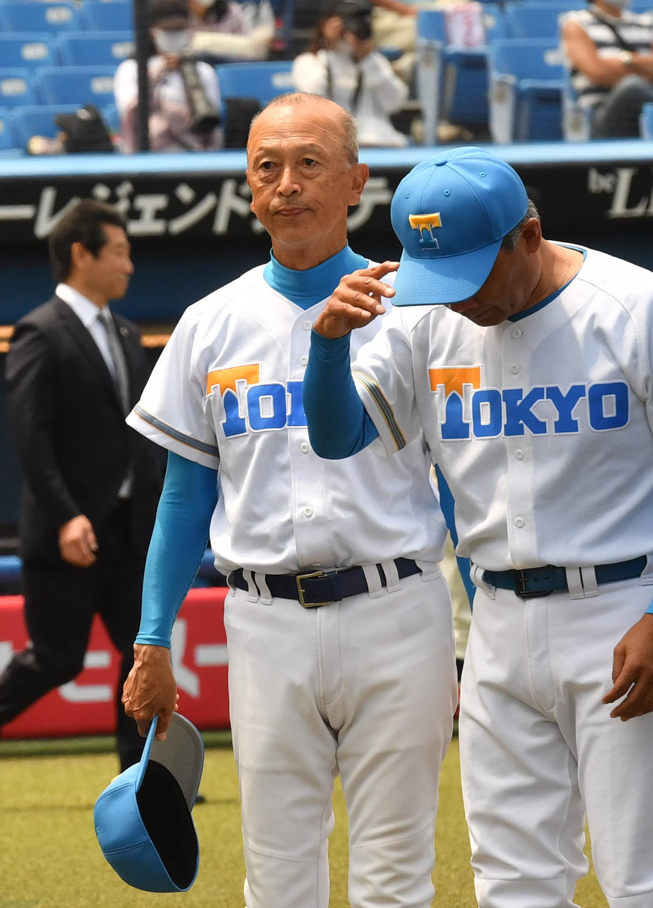 法大対東大　勝利した井手監督(左)（撮影・柴田隆二）
