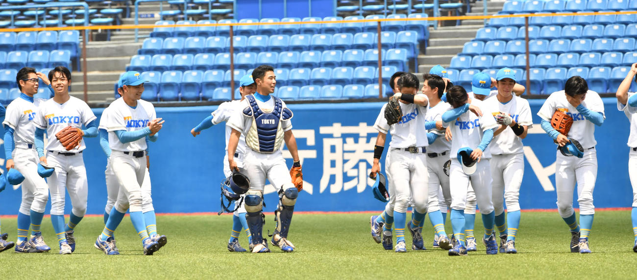 法大対東大　応援団に勝利のあいさつの後、泣きながらベンチに戻る東大ナイン（撮影・柴田隆二）