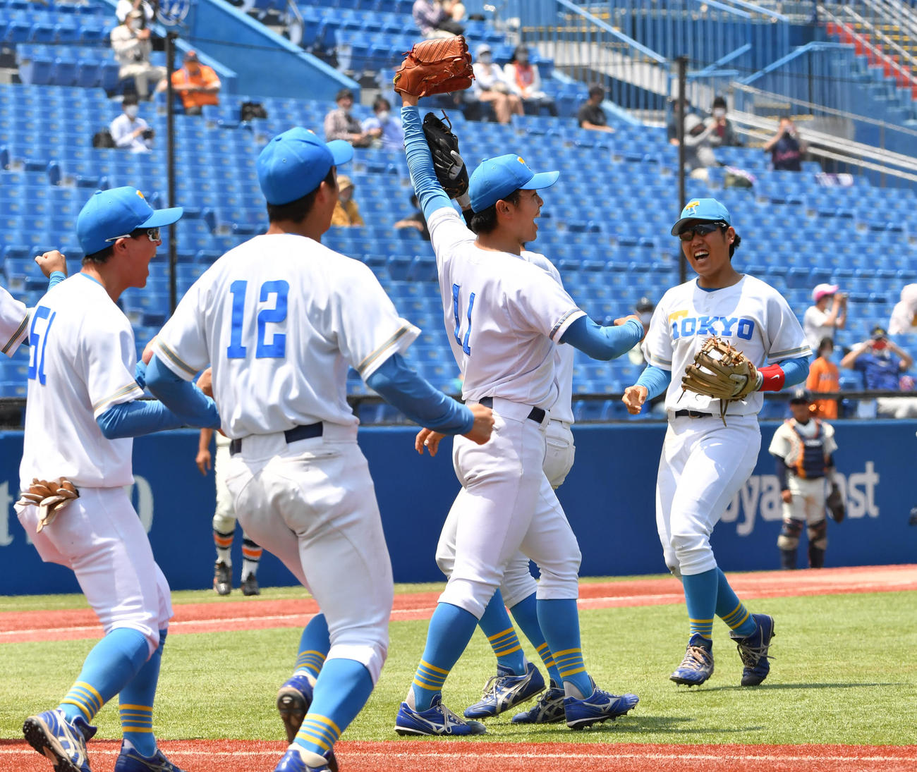 法大対東大　東大・井沢(中央)は勝利にナインと喜び合う（撮影・柴田隆二）