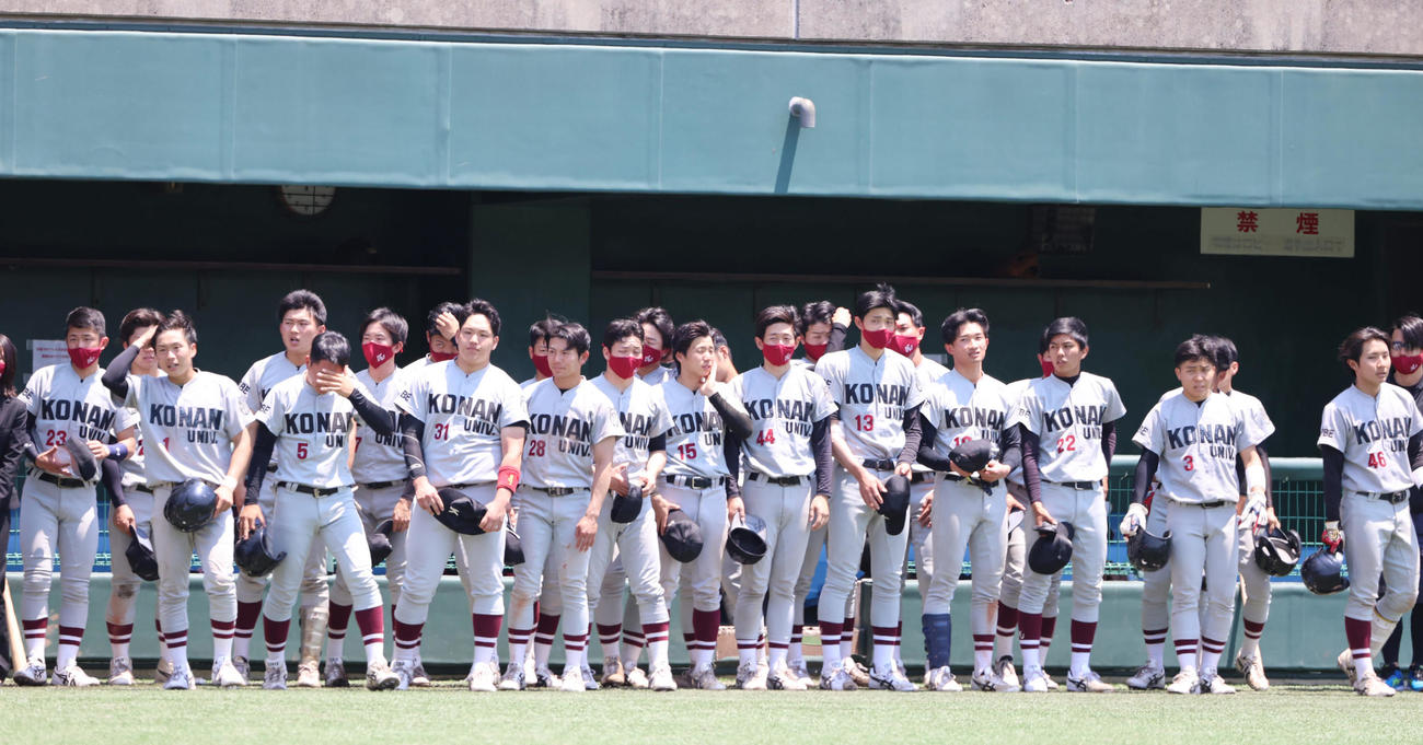 甲南大対大体大　試合に敗れベンチ前に整列する甲南大イレブン（撮影・清水貴仁）