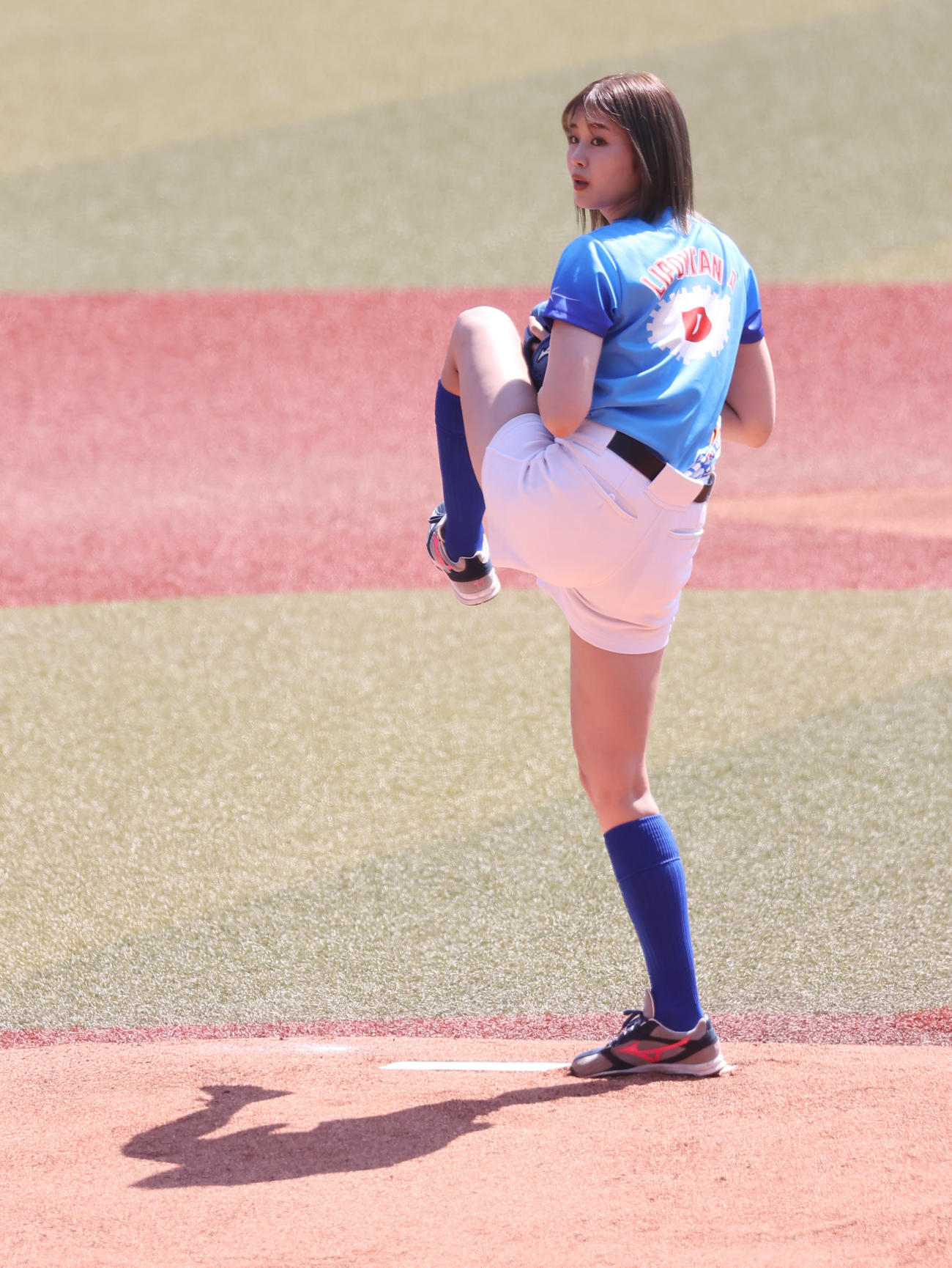 ロッテ対楽天　試合前始球式を行う稲村亜美（撮影・垰建太）