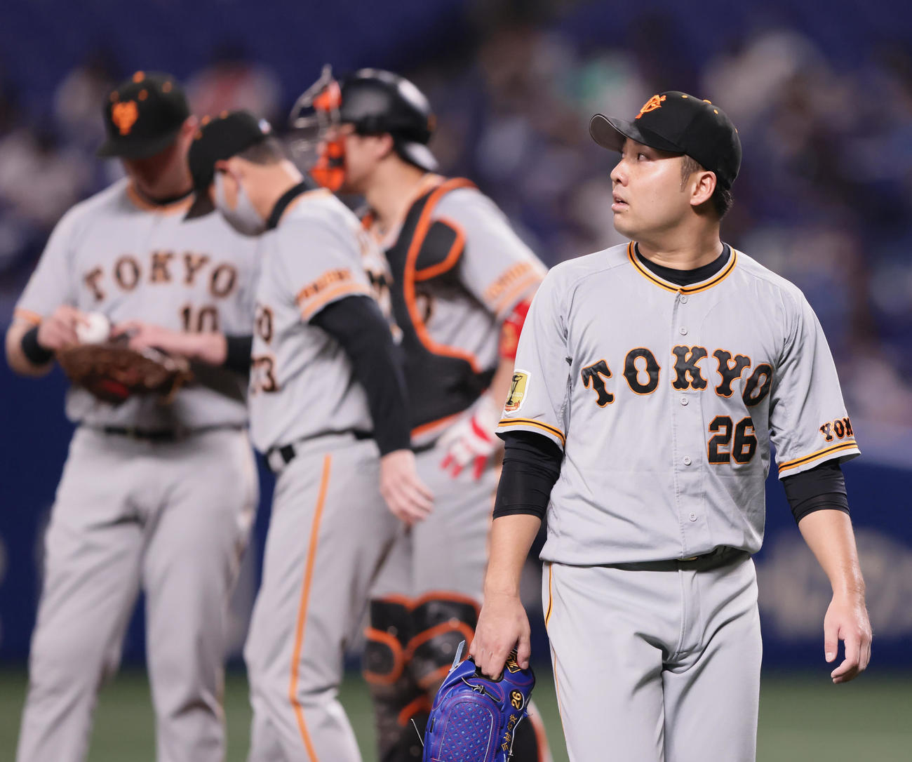 中日対巨人　2回途中で降板する巨人先発の今村（撮影・足立雅史）