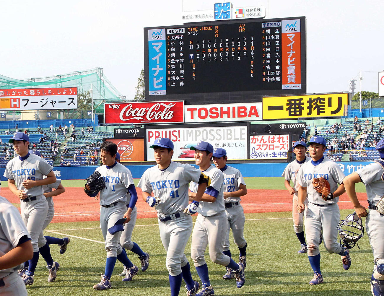 同じく法大戦で完投勝利を挙げた東大時代のヤクルト宮台康平（左から2人目）（2016年5月21日）