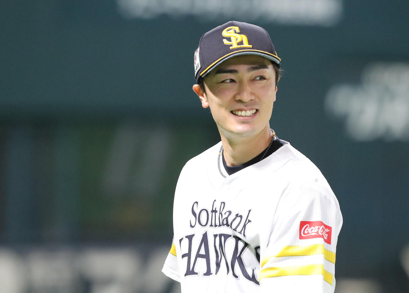 ソフトバンク対オリックス　4回を投げ終えたソフトバンク和田毅は笑顔でベンチに戻る（撮影・梅根麻紀）