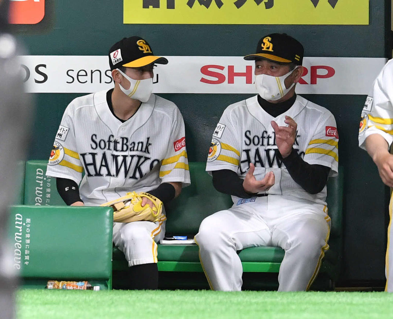 ソフトバンク対オリックス　試合前、ベンチで周東（左）と話す工藤監督（撮影・岩下翔太）