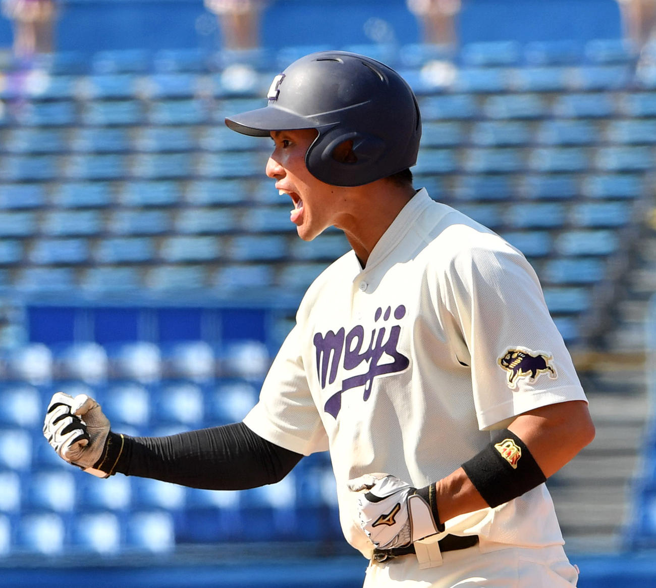 8回表明大2死一塁、左前安打の山田陸はガッツポーズ（撮影・柴田隆二）