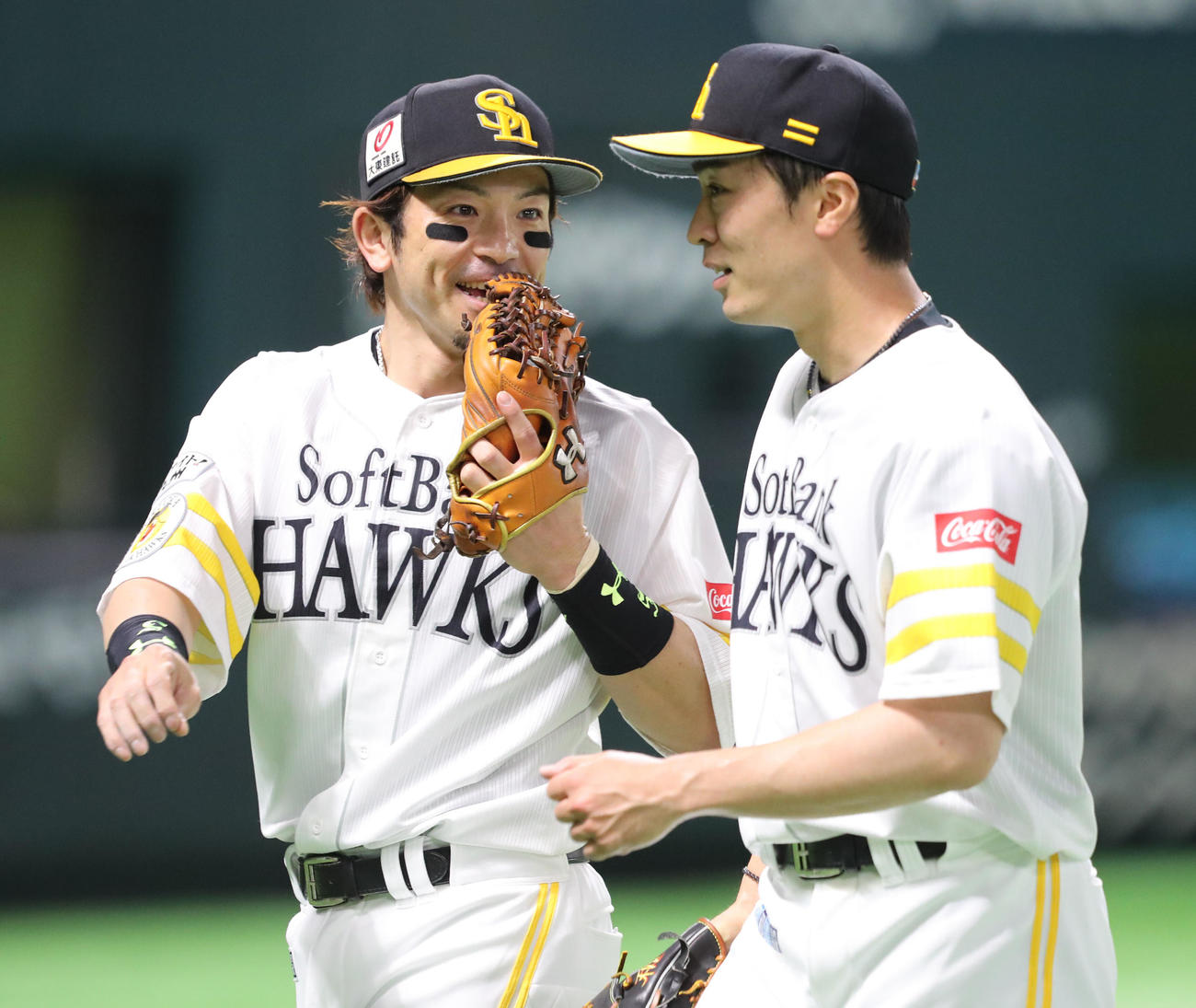 ソフトバンク対オリックス　2回を投げ終えた和田毅に声をかける松田宣浩（撮影・梅根麻紀）