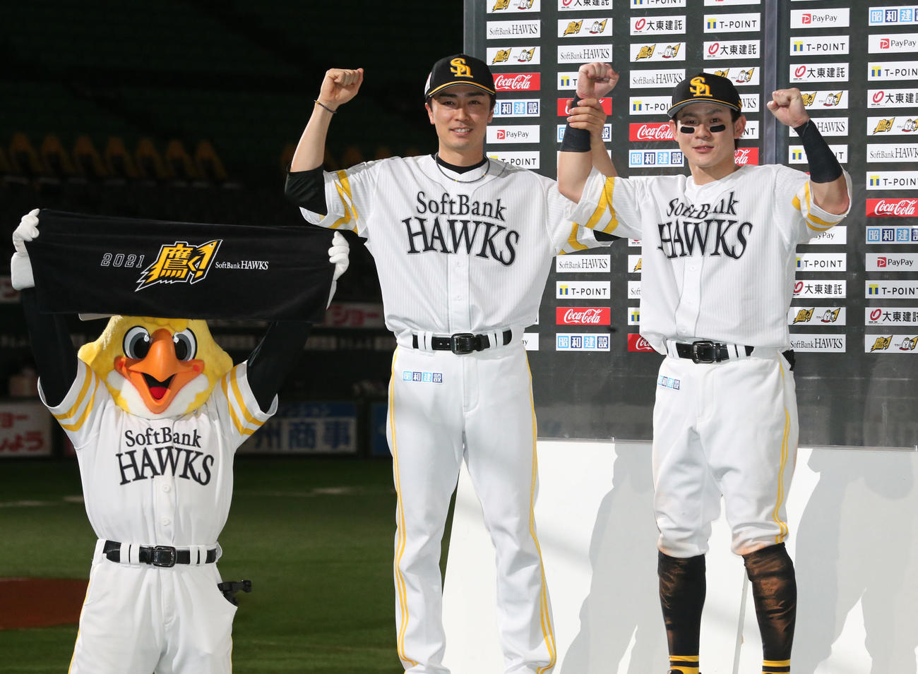 ソフトバンク対オリックス　ヒーローになった和田（左）と牧原大はガッツポーズ（撮影・梅根麻紀）