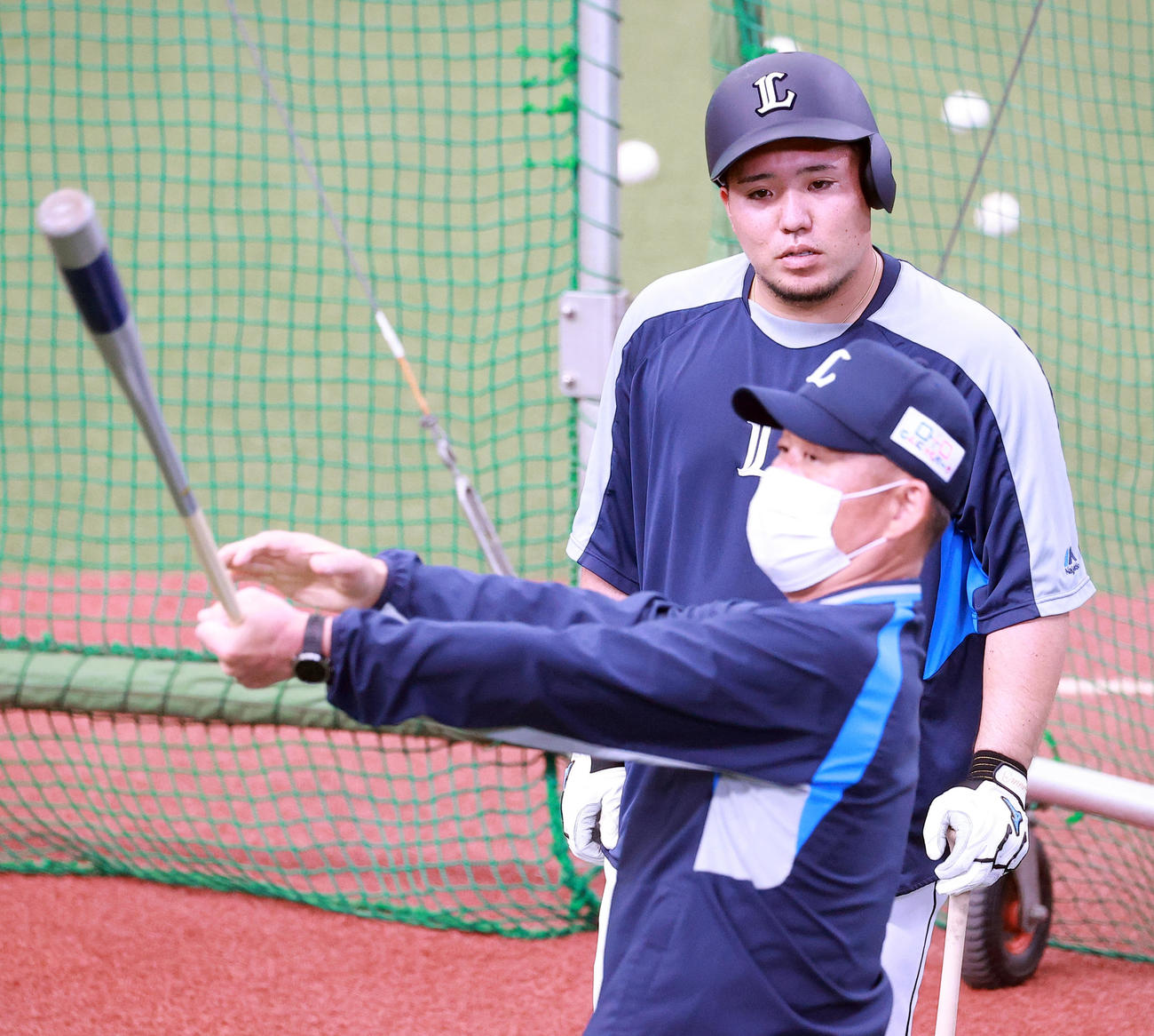 西武対日本ハム　試合前練習中、辻監督（手前）から打撃指導される山川（撮影・浅見桂子）