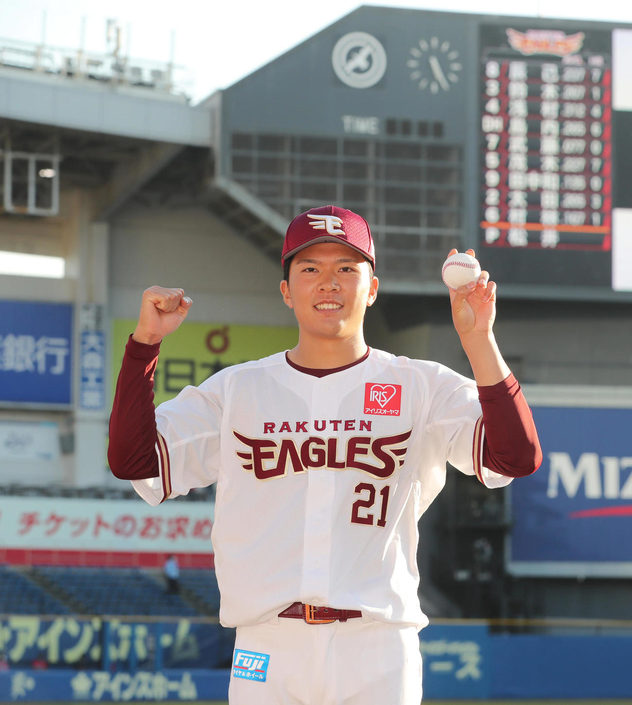 ロッテ対楽天　ロッテに勝利し勝利球を手に写真に納まる楽天早川（撮影・垰建太）
