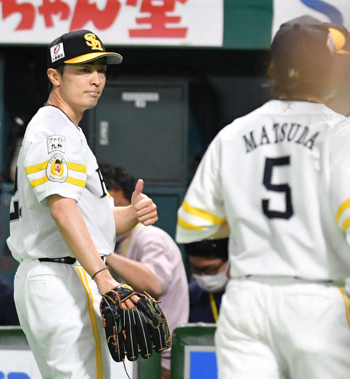 ソフトバンク対オリックス　1回表オリックスの攻撃を3者凡退に抑え、松田（右）にサムアップポーズを見せながらベンチへ戻る和田（撮影・岩下翔太）