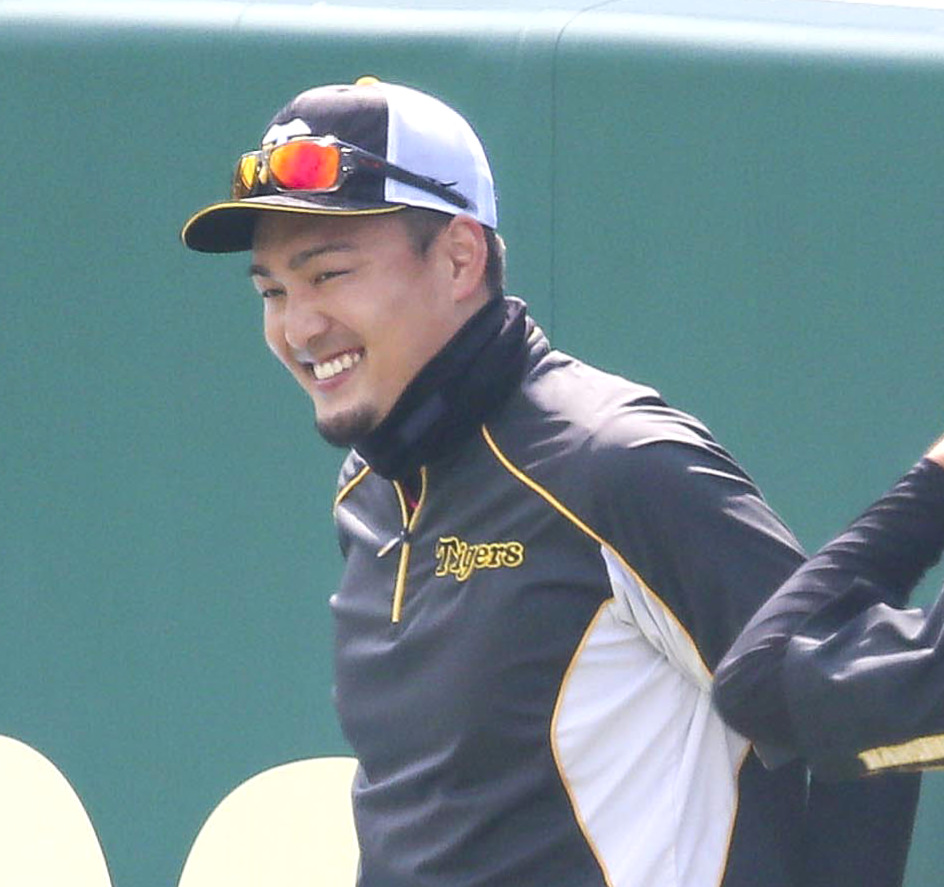 阪神秋山拓巳はリラックスした表情で練習する（撮影・上山淳一）
