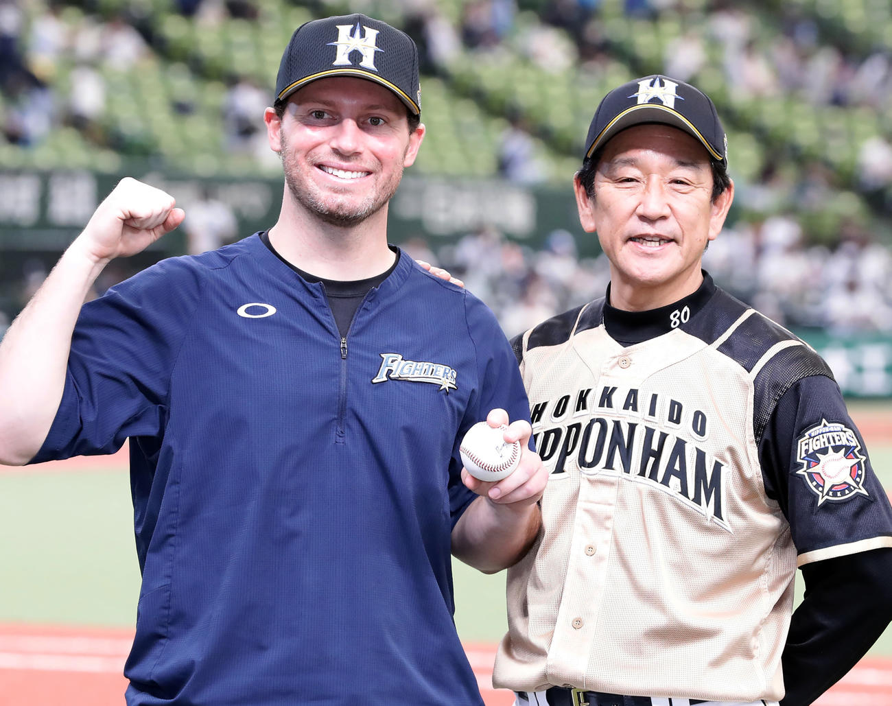 来日初勝利の日本ハム・アーリン（左）は笑顔で栗山監督と記念撮影（撮影・浅見桂子）