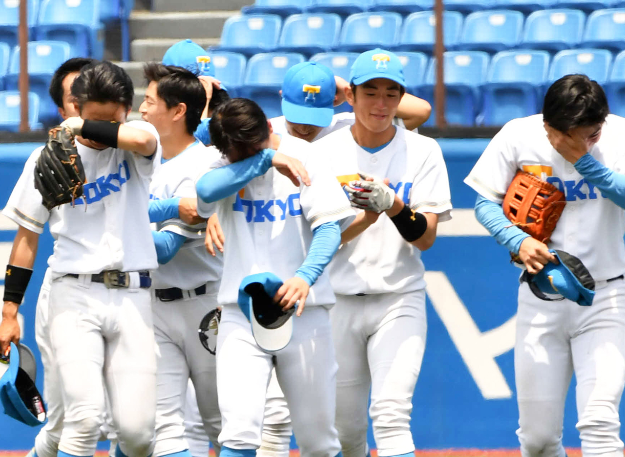 応援団への勝利のあいさつ後、泣きながらベンチに戻る東大ナイン（撮影・柴田隆二）