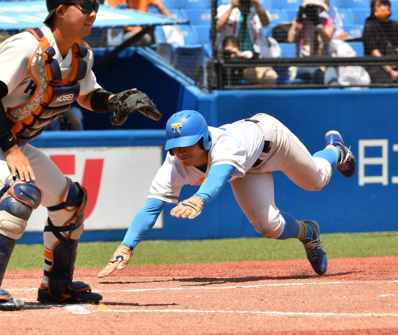 2回裏東大2死二塁、松岡泰の右前適時打で二塁から生還する代走の阿久津（撮影・柴田隆二）