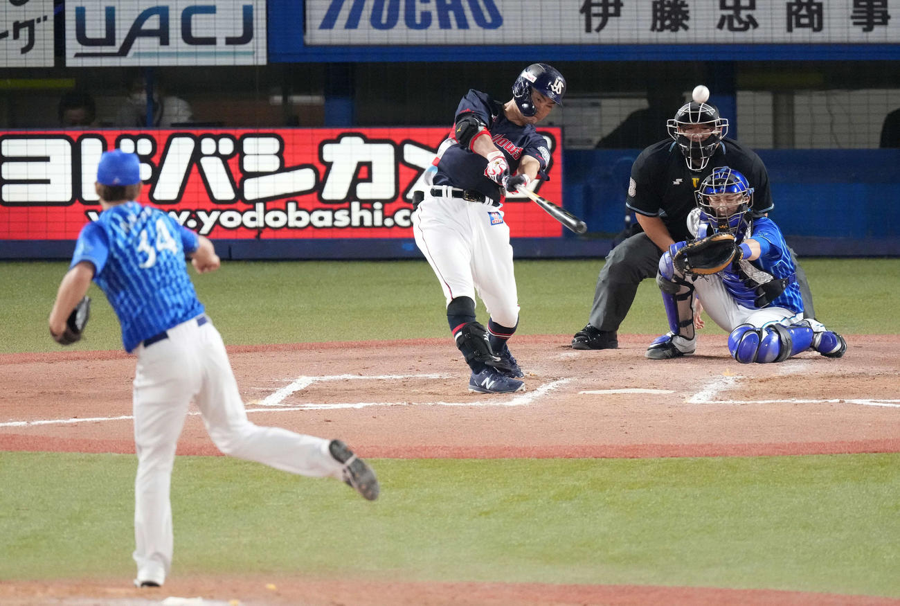 ヤクルト対DeNA 7回裏ヤクルト無死一、二塁、左越え2点適時二塁打を放つ青木。投手平田（撮影・鈴木みどり）