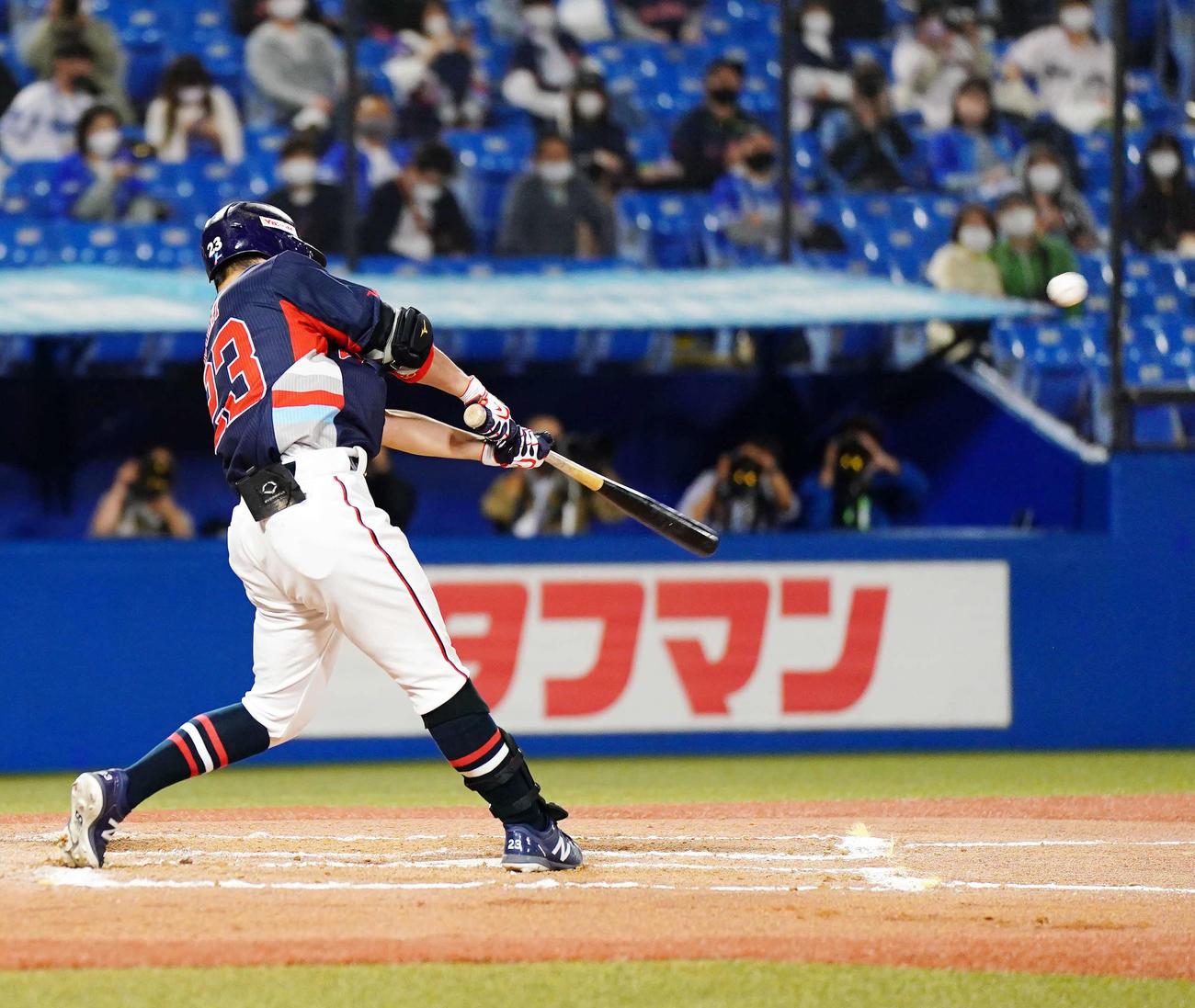ヤクルト対DeNA 7回裏ヤクルト無死一、二塁、2点適時二塁打を放つ青木（撮影・江口和貴）