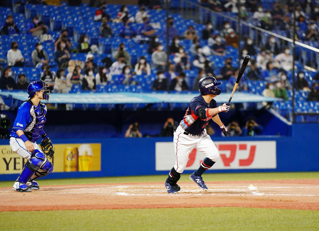ヤクルト対DeNA 7回裏ヤクルト無死一、二塁、2点適時二塁打を放つ青木（撮影・江口和貴）