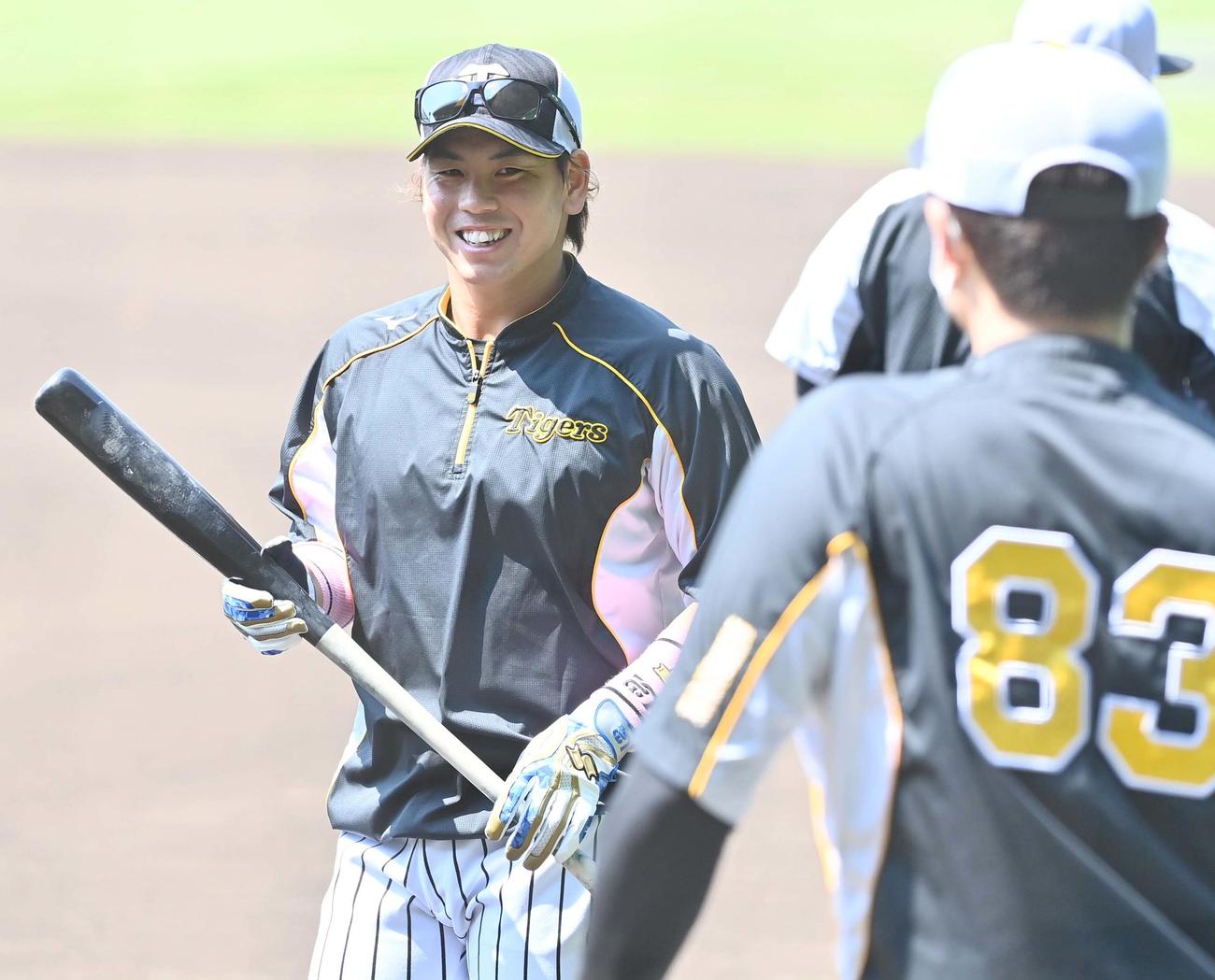 笑顔で練習に励む梅野（撮影・上田博志）