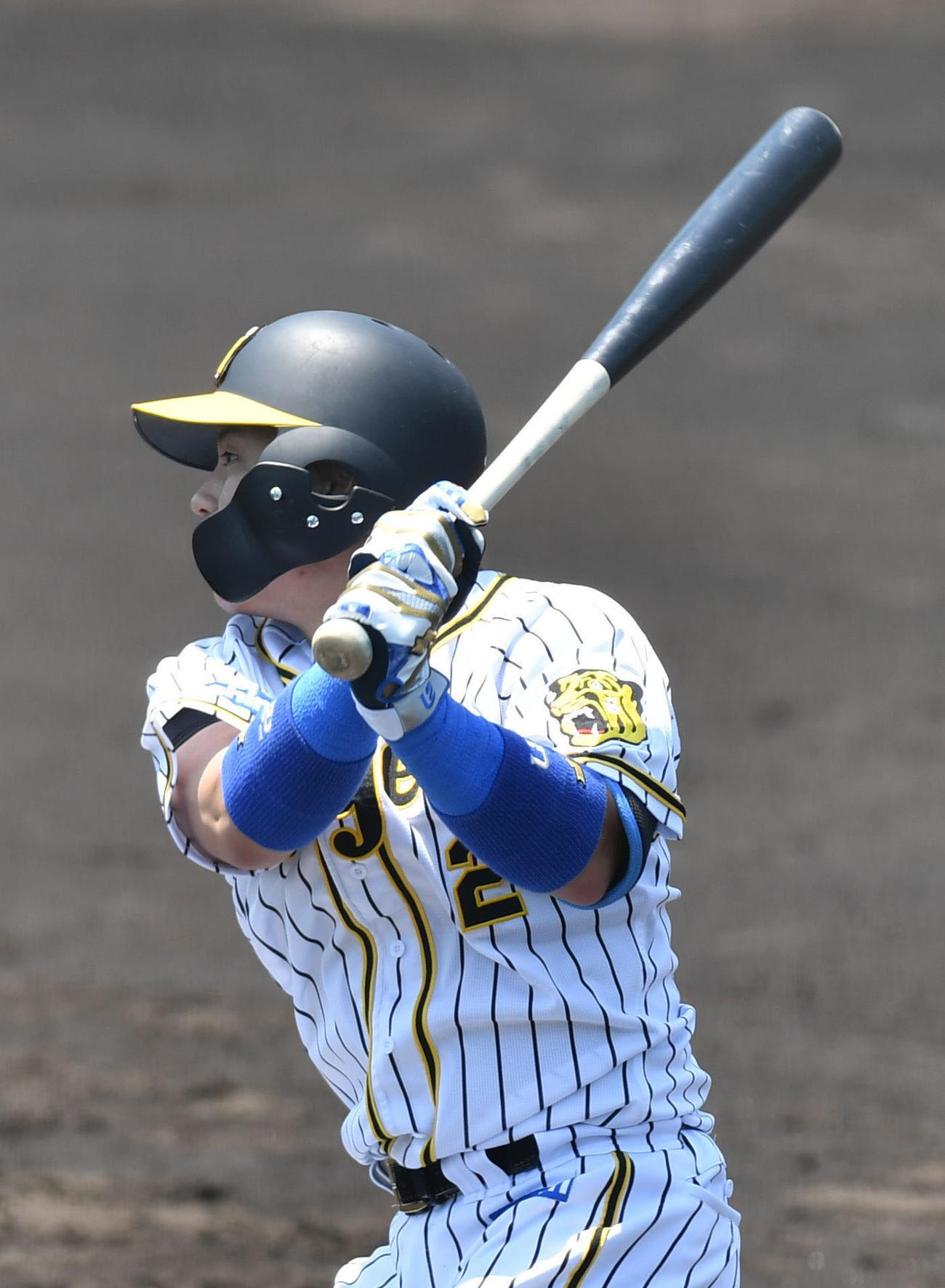 ウエスタン阪神－中日　1回裏阪神、無死一、二塁、阪神梅野隆太郎は中飛に倒れる（代表撮影）