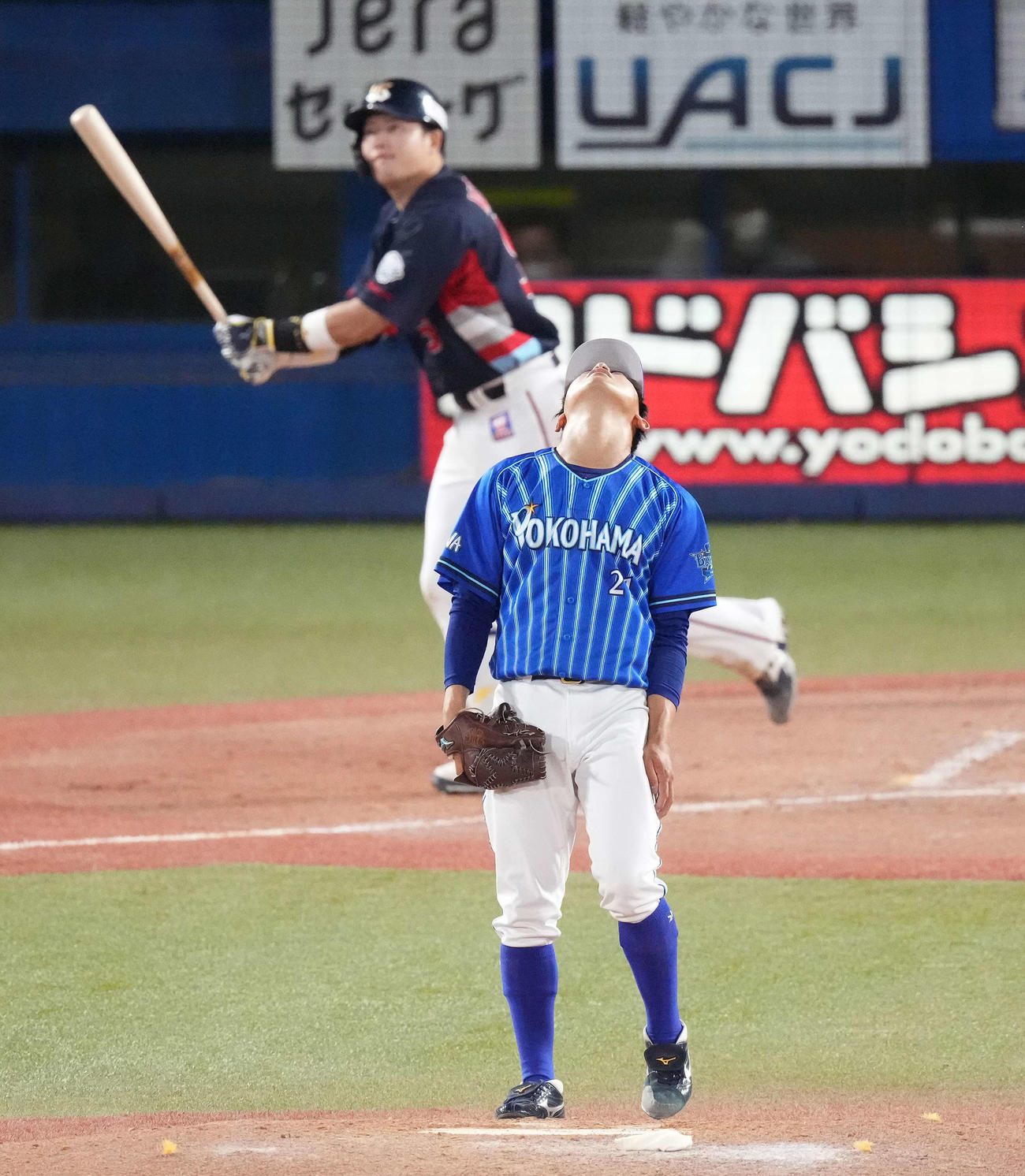 ヤクルト対DeNA 5回裏ヤクルト1死、村上（後方）に右越えソロ本塁打を浴びて天を仰ぐDeNA今永（撮影・鈴木みどり）