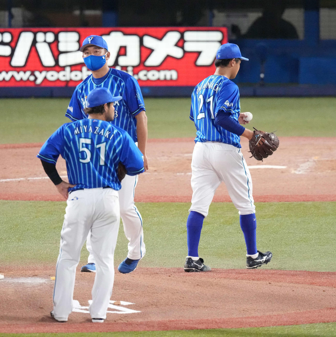 ヤクルト対DeNA 5回裏ヤクルト1死、村上に右越えソロ本塁打を浴びた後、降板となる今永（右）（撮影・鈴木みどり）