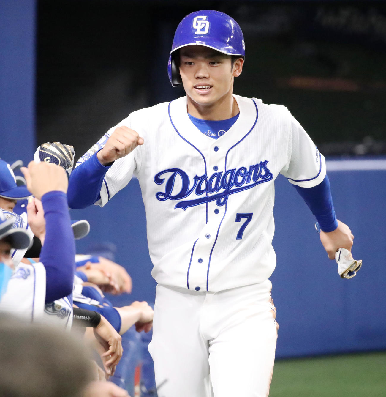 中日対巨人　2回裏中日2死二塁、二塁走者根尾は福谷の中前適時打で生還しベンチのナインとエアタッチ（撮影・加藤哉）