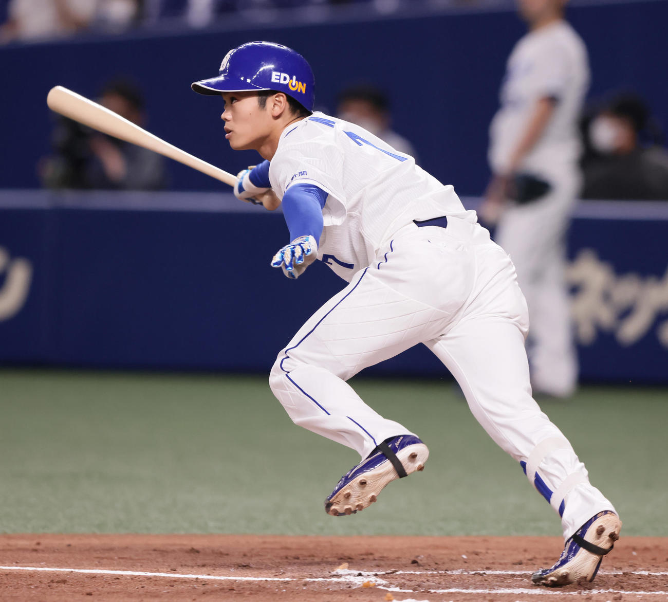 中日対巨人　2回裏中日無死一、二塁、中前適時打を放つ根尾（撮影・足立雅史）