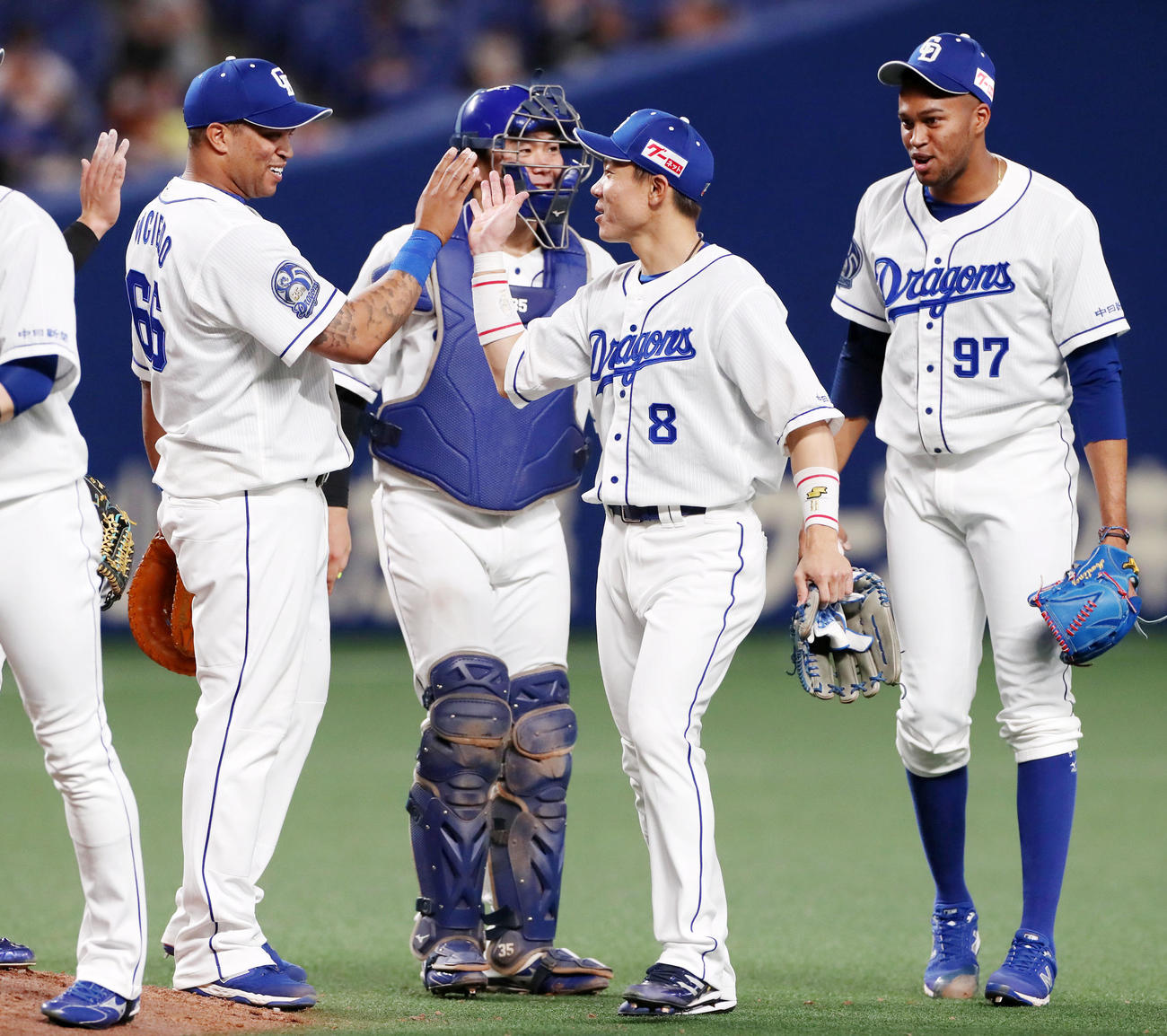 中日対巨人　巨人に勝利し笑顔でエアタッチする左から、ビシエド、桂、大島、マルティネス（撮影・加藤哉）