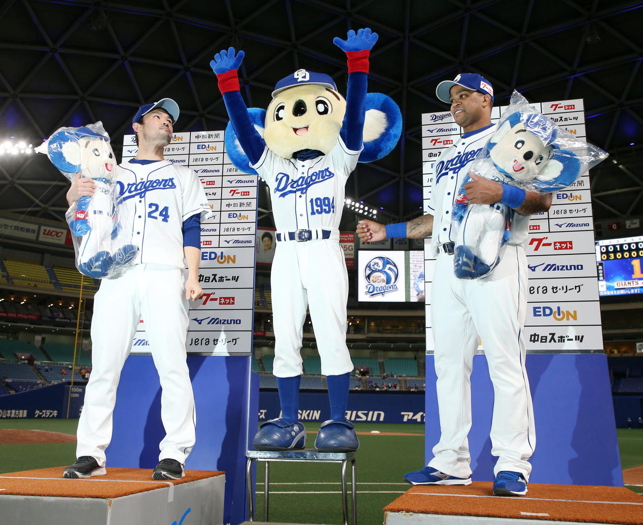 中日対巨人　お立ち台でポーズを決める福谷（左）とビシエド（撮影・加藤哉）