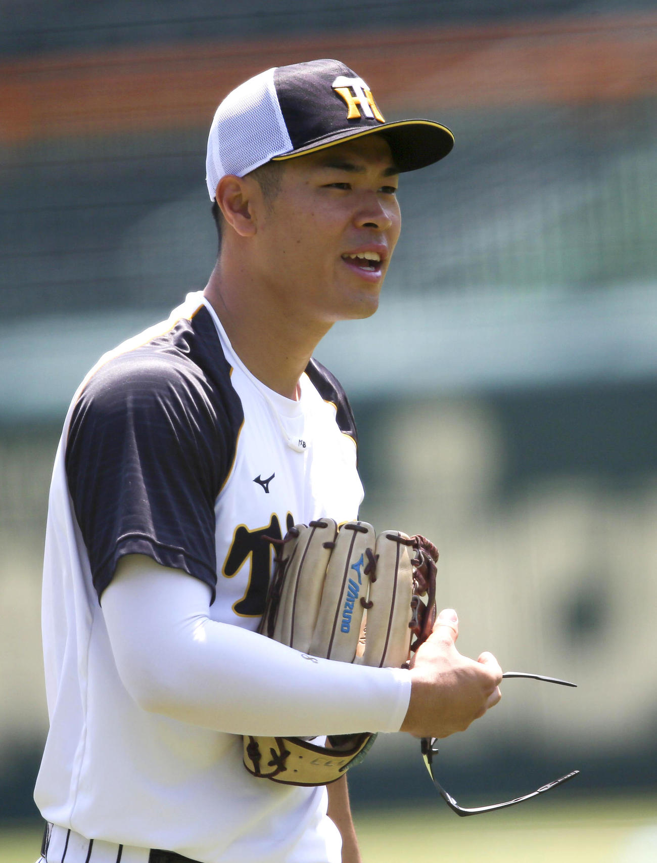 外野守備に移動する佐藤輝（撮影・上山淳一）
