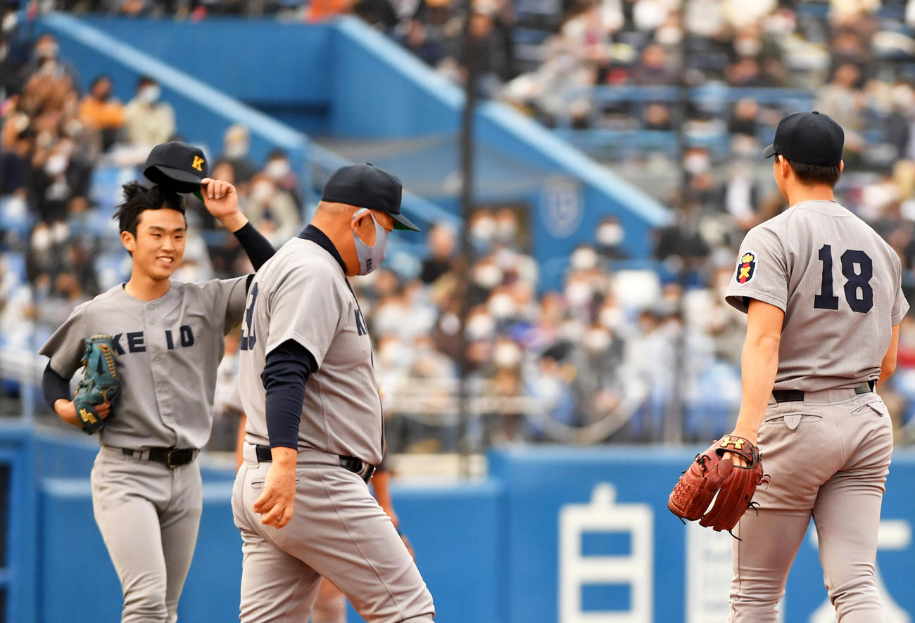 昨秋の慶早戦、9回表2死一塁、早大蛭間の打席で慶大・堀井監督は木沢から生井に継投も逆転2ランを浴びる（2020年11月8日撮影）