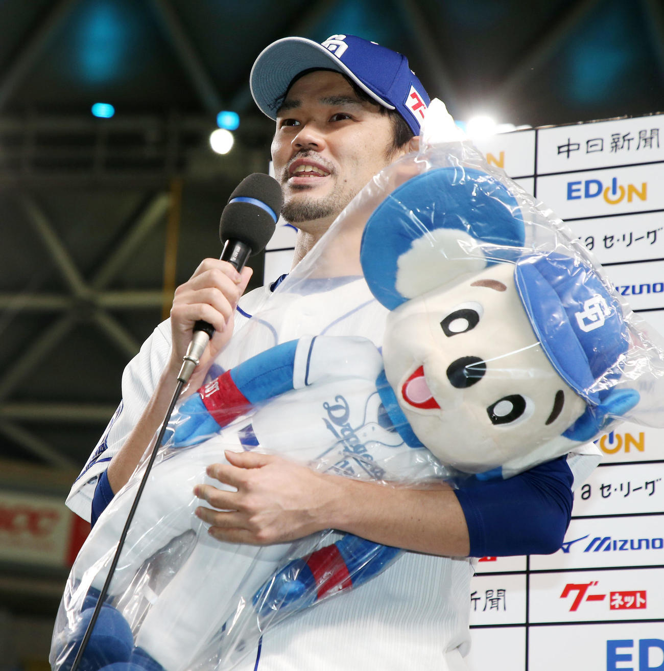 中日対巨人　笑顔でヒーローインタビューを受ける福谷（撮影・加藤哉）