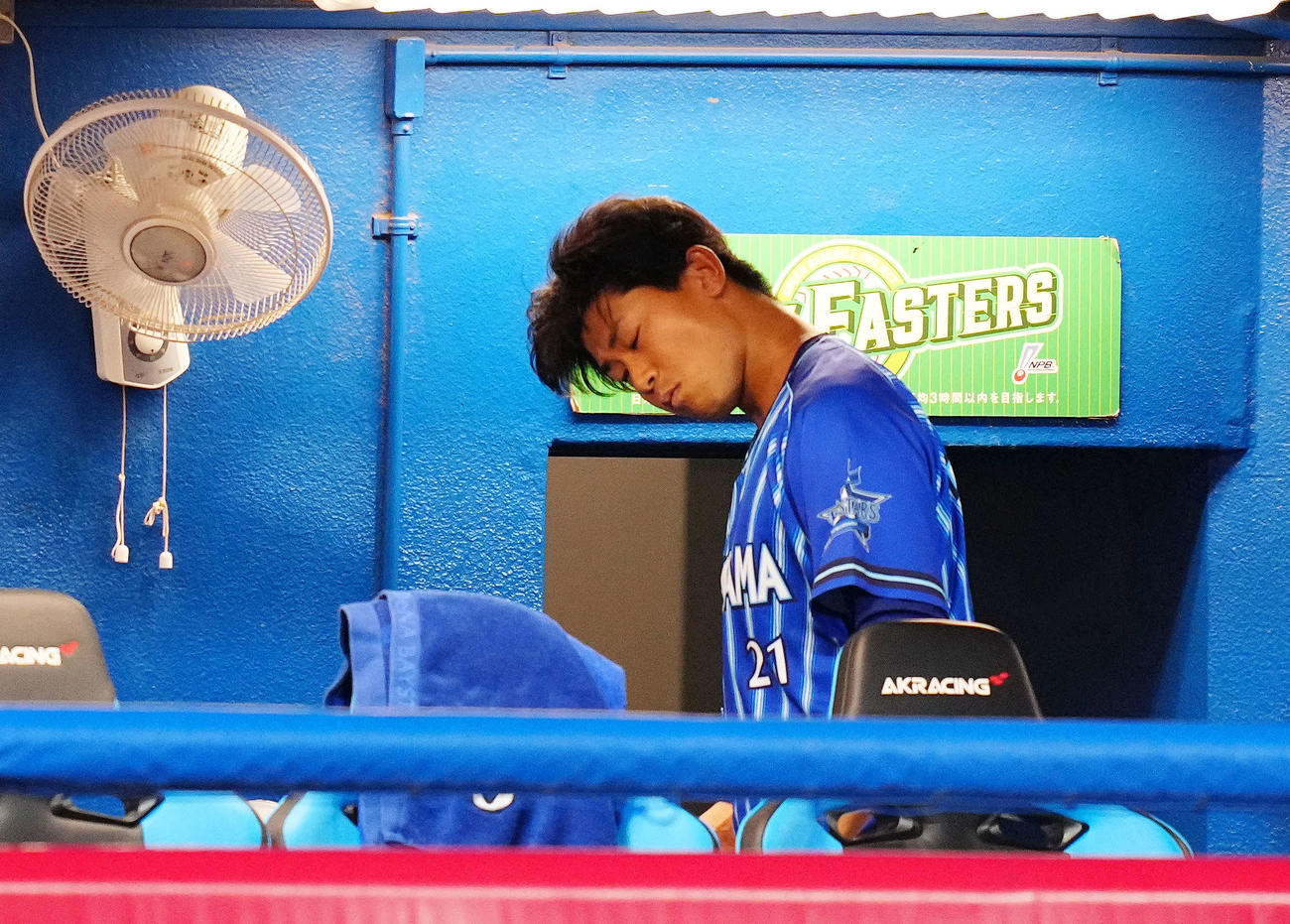 ヤクルト対DeNA 5回裏途中、降板しベンチで厳しい表情のDeNA先発の今永（撮影・江口和貴）