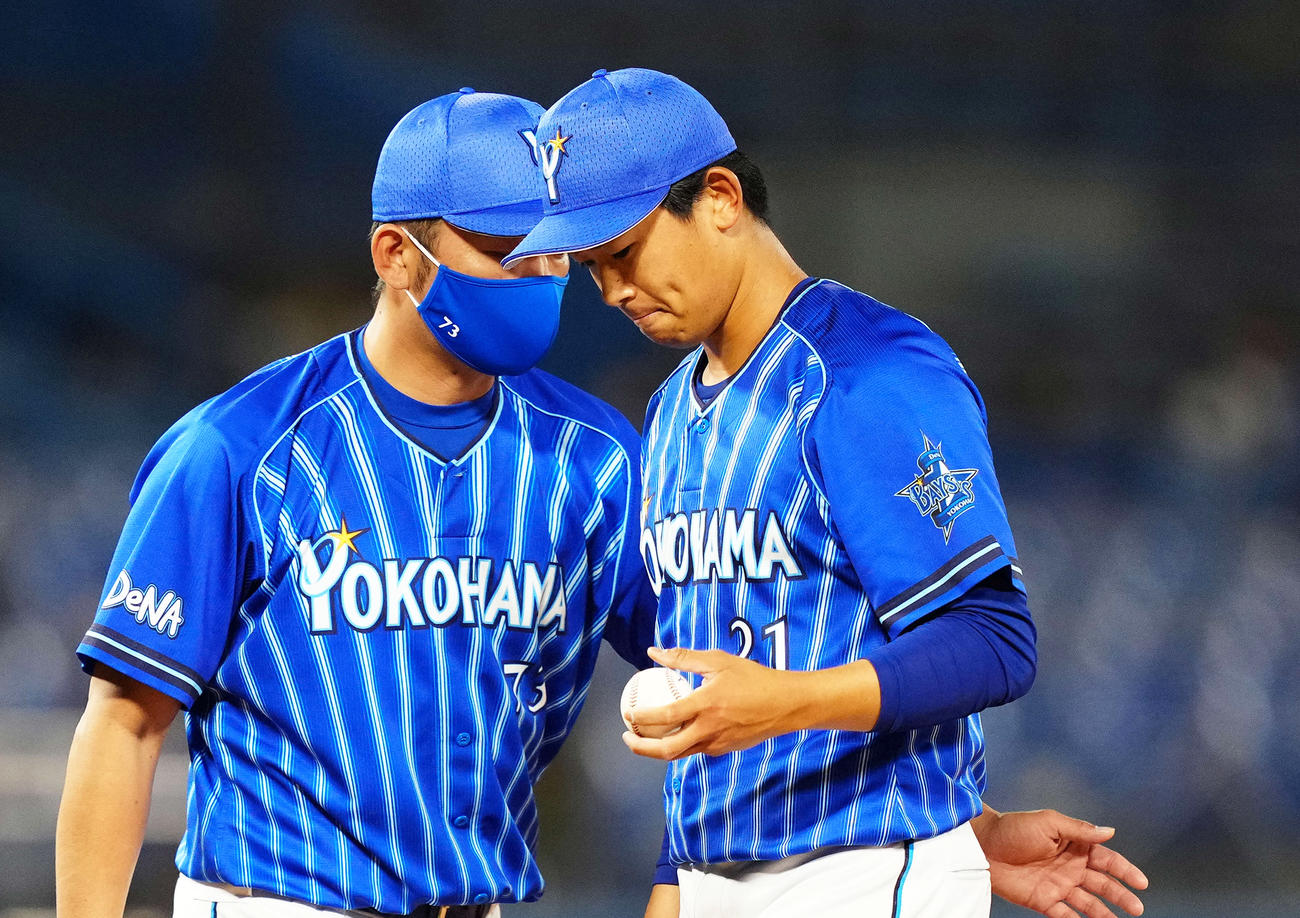 5回裏途中、降板を告げられベンチに引き揚げるDeNA先発の今永（右）（撮影・江口和貴）