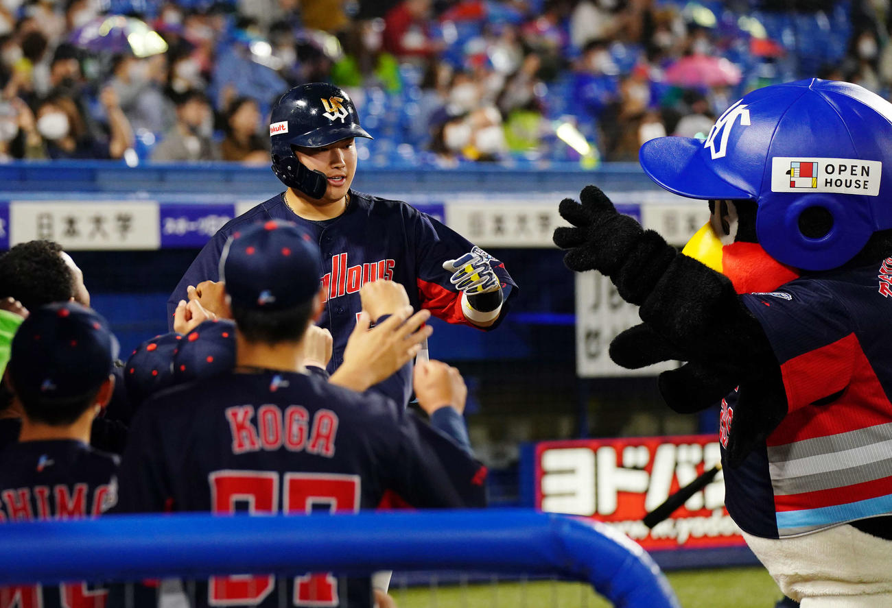 ヤクルト対DeNA 5回裏ヤクルト1死、ソロ本塁打を放ち、つば九郎（右）とタッチをかわす村上（撮影・江口和貴）