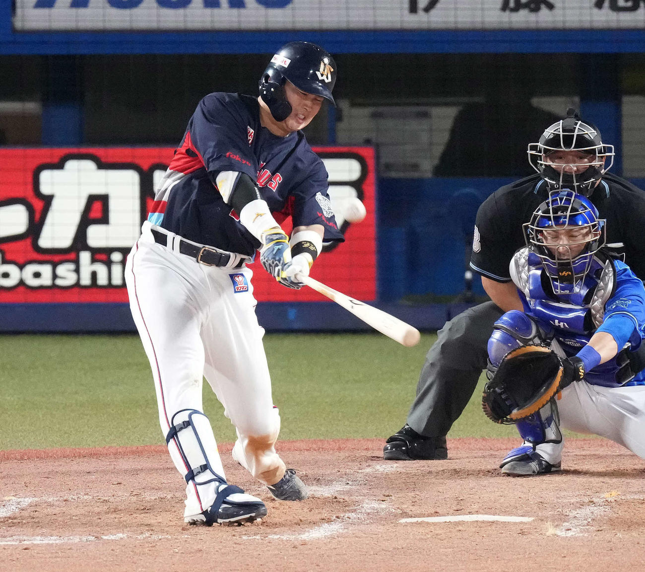 ヤクルト対DeNA 5回裏ヤクルト1死、右越えソロ本塁打を放つ村上（撮影・鈴木みどり）
