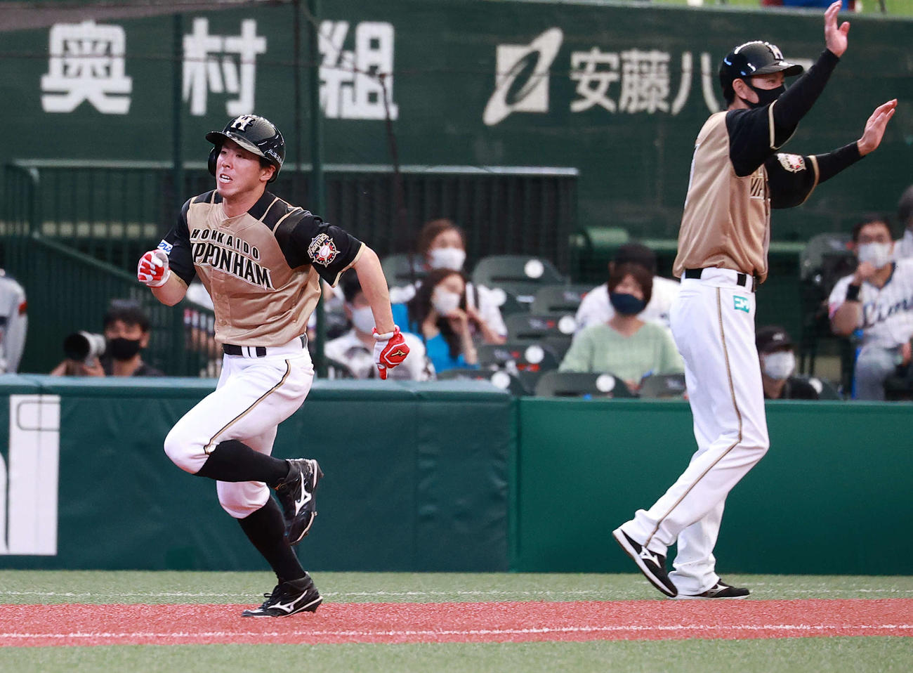 西武対日本ハム　8回表日本ハム1死満塁、西川の2点右適時打で二塁走者五十幡（左）も一気に本塁を突く（撮影・浅見桂子）